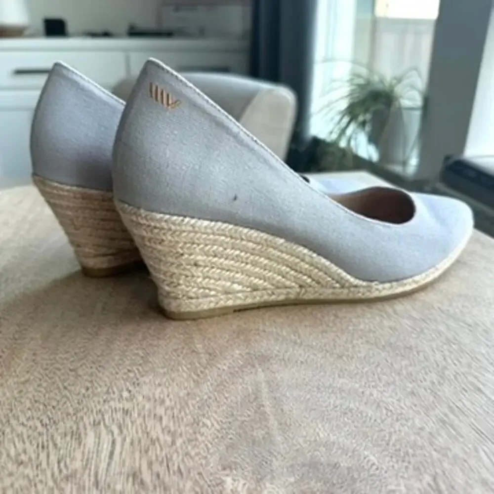 NWOT Viscata Barcelona‎ Roses U-Cut Canvas: medium wedge slip on espadrilles